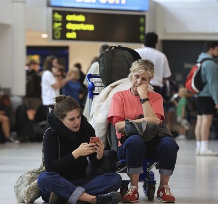 Airlines Handle Flight Delays and Passenger Rights