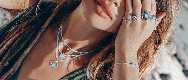 How does Larimar jewelry promote relaxation and healing?